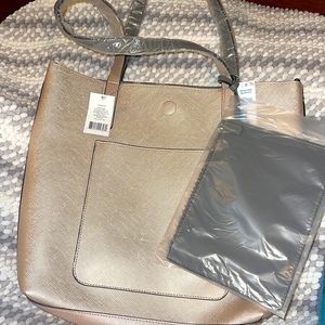 - free with purchase of 10$ or more large gold and gray nwt. Very sturdy